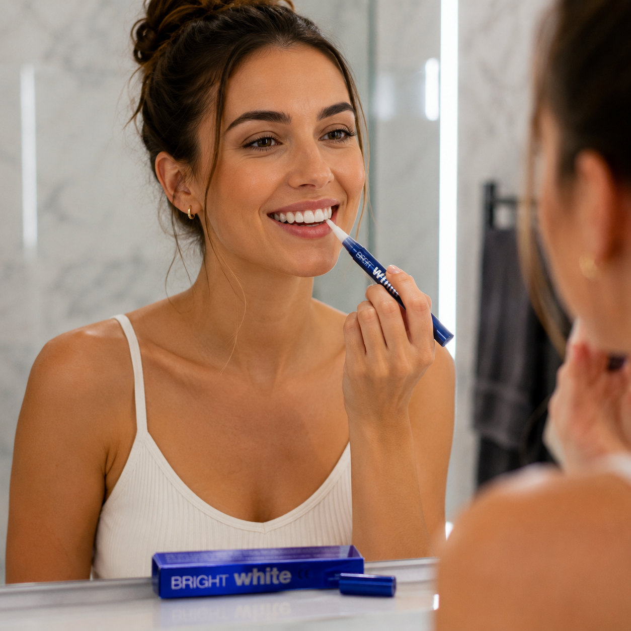 Kobieta stosująca BRIGHT WHITE Whitening Pen przed lustrem